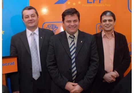 TRIO DESTRĂMAT. În 2008, „omul de omenie" Mihai Groza (în centrul imaginii) se afişa în echipă cu Mircea Matei (stânga), care urma să-i fie viceprimar, şi cu Marcel Boloş (dreapta), propus drept city-manager de fostul lider al PDL Bihor, Petru Filip. Pe cât de indestructibil părea grupul, pe atât de iremediabil s-a rupt, fiecare urmându-şi calea proprie: Groza s-a refugiat director la Hidroelectrica Bihor, Matei a şters-o la Bucureşti ca secretar de stat, iar Boloş a ajuns... de-a dreapta primarului liberal Ilie Bolojan